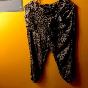 Treasury, size medium, black and grey leopard